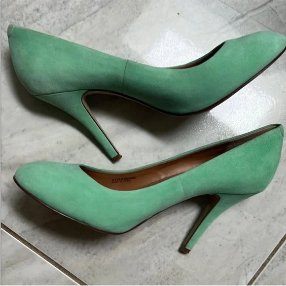 J. Crew | Women's size 7 Mint Green Suede Closed Toe Heels - Picture 4 of 9